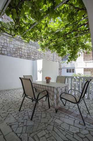 Апартаменты Apartmani Dačo Свети-Стефан Апартаменты-студио с террасой-1