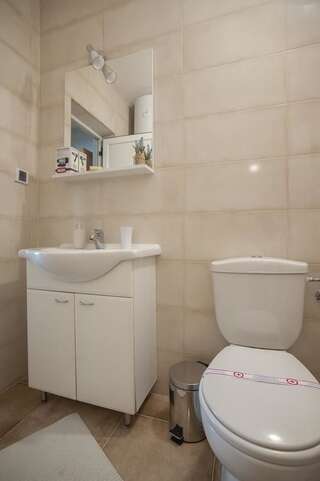 Апартаменты Apartmani Dačo Свети-Стефан Апартаменты-студио с террасой-4