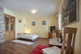 Апартаменты Apartmani Dačo Свети-Стефан Апартаменты-студио с террасой-9